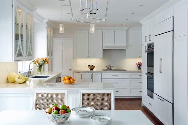 White Kitchens: How to use color accents to avoid the “snowball in a snowstorm” effect